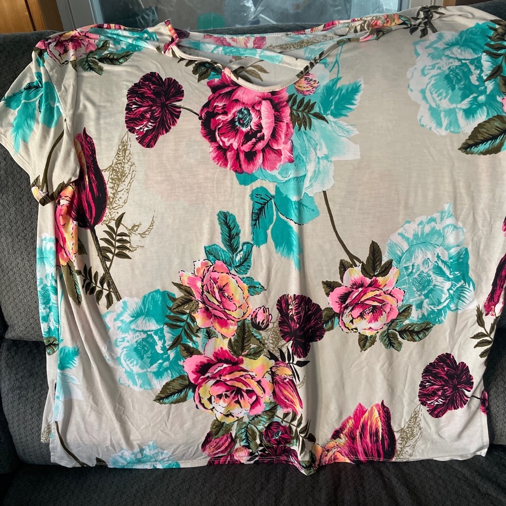 Honey Me Curvy XXL Top Shirt Floral NWOT Plus 2XL Flowers CrissCross Design